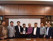 2016年9月7日下午，商会访问团抵达马来西亚吉隆坡，吴木棠带队拜访马来西亚潮州公会联合会。