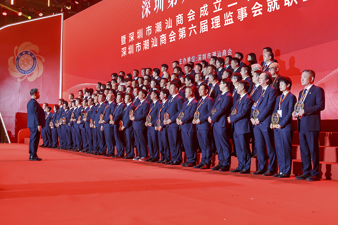 歌唱《团结就是力量》